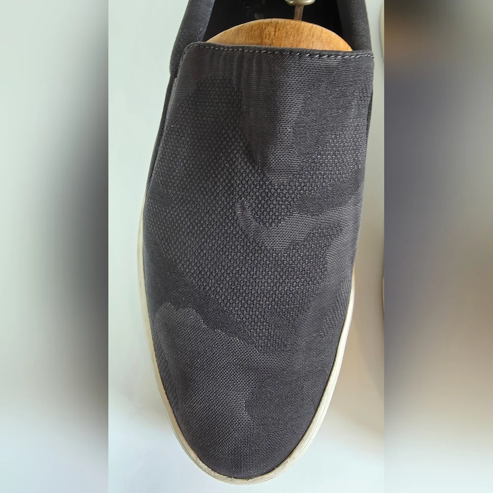 Vince Camuto Korli 2 Charcoal Gray Camo Slip On Size 9 M